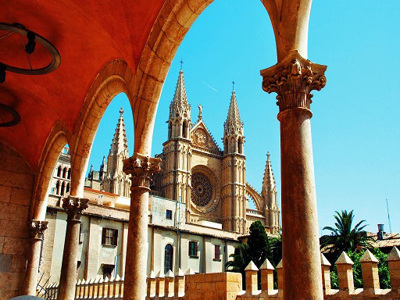 Tour attraverso il centro di Palma con ingresso alla Cattedrale logo